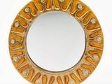 un miroir rond orné d'un motif