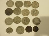 plusieurs pièces de monnaie sont disposées en cercle sur une surface blanche