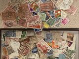 une photo d'une photo d'une collection de timbres-poste