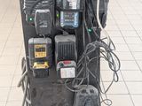 une photo montrant plusieurs vieux téléphones portables posés sur un présentoir