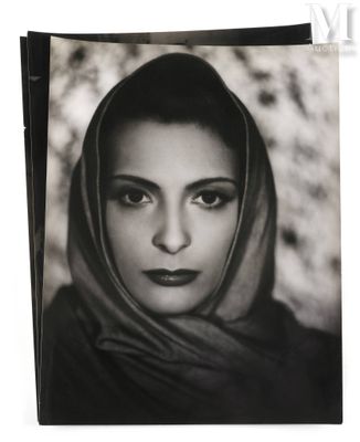 une vieille photo en noir et blanc d'une femme portant un foulard