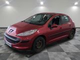 la voiture rouge est garée dans le garage sur le sol en damier