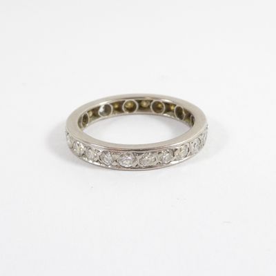 gros plan d'une bague en diamant sur une surface blanche