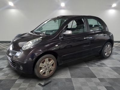 la photo d'une petite voiture noire garée dans un garage