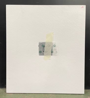 un morceau de papier collé avec du ruban adhésif sur le côté d'un autre morceau de papier