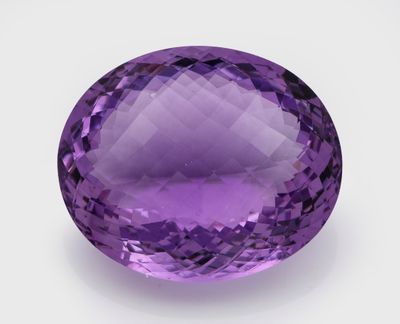des pierres précieuses améthorates violettes sur fond blanc