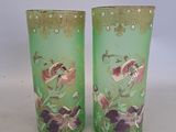 deux vases posés sur une table