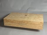 une image représentant une boîte en bois sur laquelle figure une étiquette de vin
