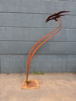 une sculpture métallique représentant un oiseau, actuellement exposée