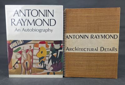 deux livres sont posés l'un à côté de l'autre sur une table