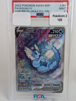 gros plan d'une carte pokemon dans un étui en plastique