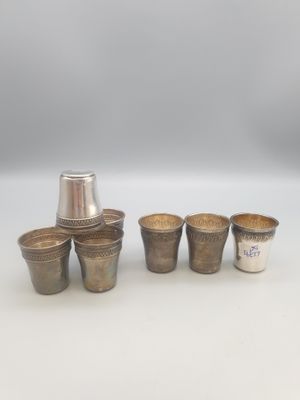 un ensemble composé de cinq tasses en argent et d'une cuillère en argent