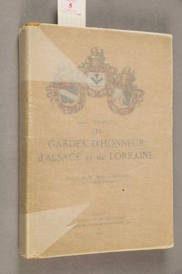 un vieux livre posé sur une table, à côté d'une règle