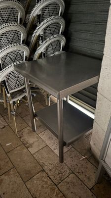 de nombreuses chaises et une table dans une pièce où il y en a beaucoup