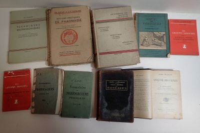 de nombreux livres posés sur une table