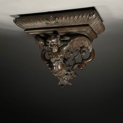 CONSOLE d'APPLIQUE figurant un ange aux ailes déployées Le s…