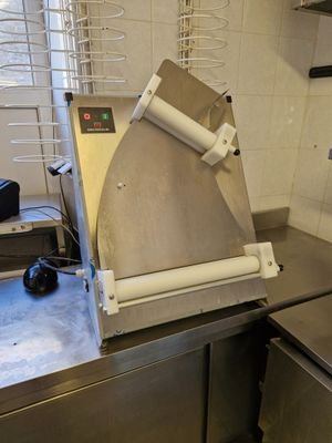 une machine posée sur le comptoir d'une cuisine