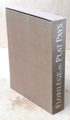 un livre posé sur une table devant un mur