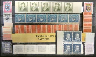 Les timbres sont exposés dans une vitrine posée sur la table.
