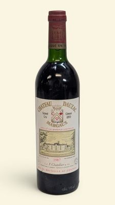 une bouteille de vin posée sur une table