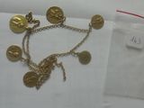 Gros plan sur un bracelet en or orné de pièces de monnaie