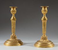 Paire de flambeaux en bronze doré, à décor d'un rang-de-perl…