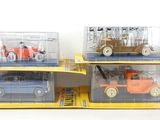 deux petites voitures exposées dans une vitrine