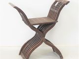 une chaise en bois dont l'assise est également en bois