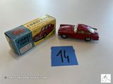 une petite voiture miniature posée à côté d'une boîte remplie de chiffres