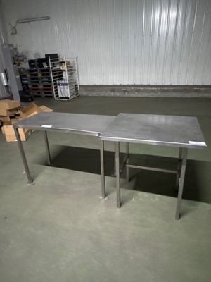 une table placée au milieu d'une pièce