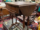 une table recouverte d'un plateau en verre, dans une pièce