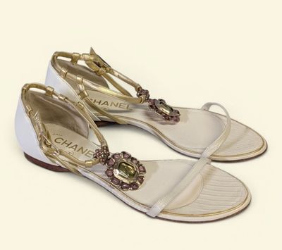 sandales Chanel en cuir blanc ornées de cristaux