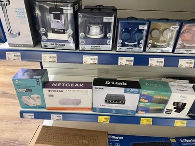 de nombreux articles électroniques sur les rayons du magasin
