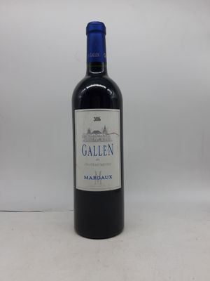 une bouteille de vin rouge posée sur une table blanche