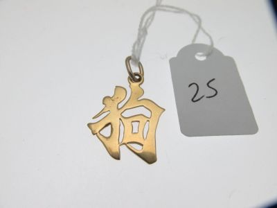 un pendentif plaqué or muni d'une étiquette