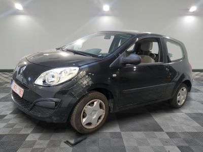 la photo d'une petite voiture noire garée dans un garage