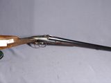 un vieux fusil avec une poignée en bois sur fond blanc