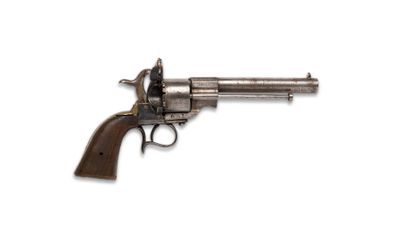 un revolver argenté sur fond blanc, avec un fond blanc