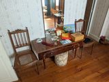 une pièce avec une table, des chaises et un miroir accroché au mur