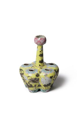 un vase jaune surmonté d'une fleur rose