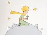 Le Petit Prince est assis sur un nuage parsemé d'étoiles