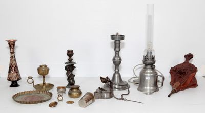 de nombreux types de bougies sur la table