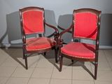 une paire de fauteuils rembourrés rouges dans une pièce au sol carrelé
