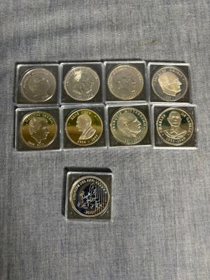 tout un tas de pièces qui traînent dans une boîte
