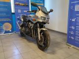 une moto garée dans un showroom