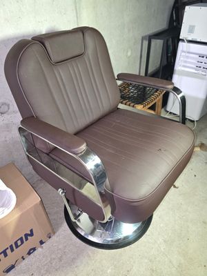 une chaise qui se trouve dans une pièce, à côté d'une boîte