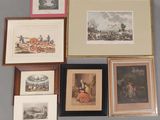 de nombreuses photos encadrées sur le mur d'une pièce