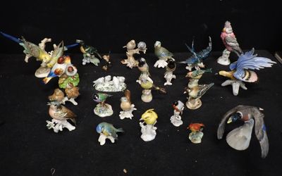 un grand nombre de figurines posées sur une table