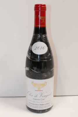 une bouteille de vin posée sur une table