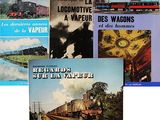 plusieurs livres sur un fond blanc, avec un train en arrière-plan
